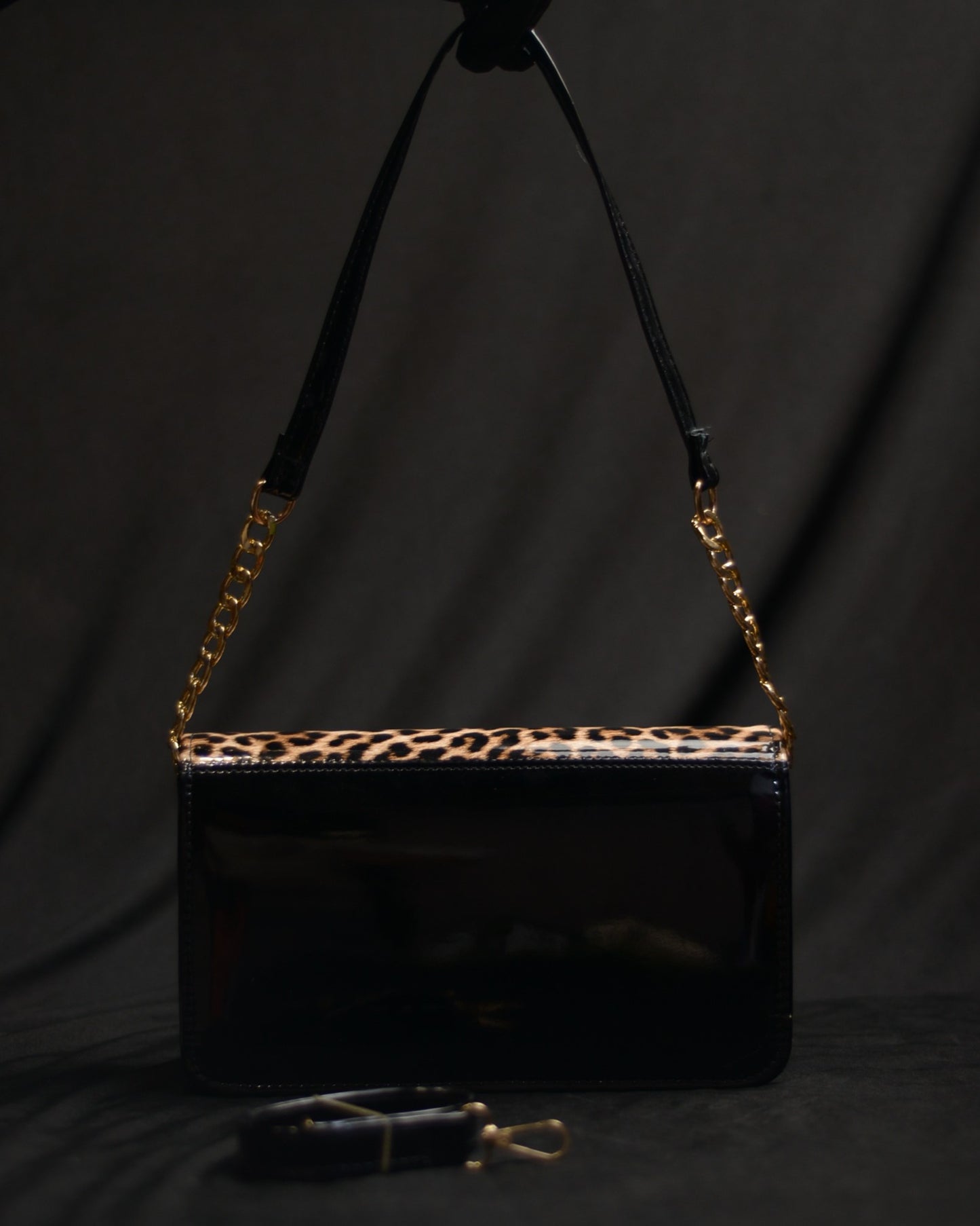 V-Logo Structured Shoulder Bag – Black Noir Leo