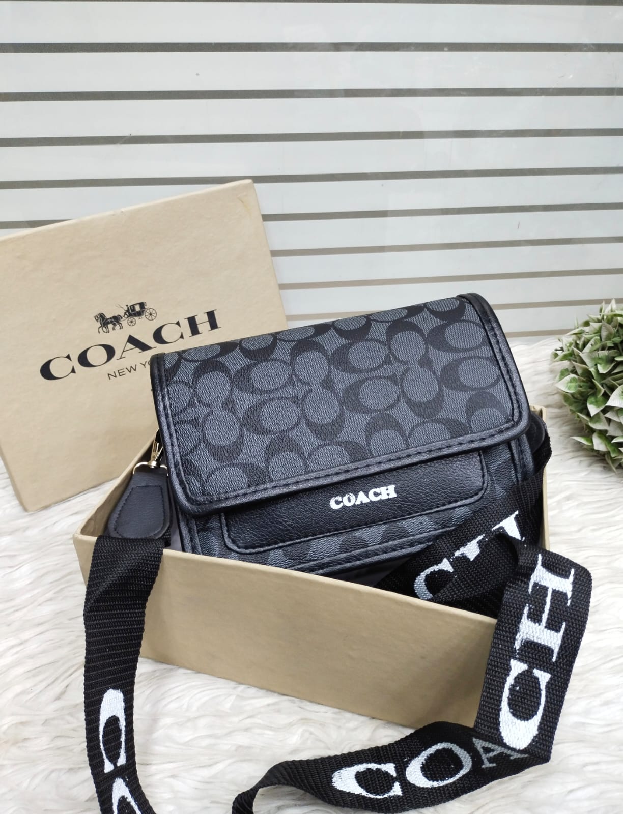 New C Blet Crossbody Handbag (Black)